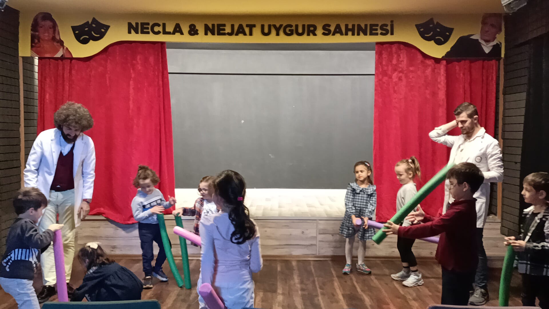 Tiyatro sahnesinde çocuklarla hareket çalışması