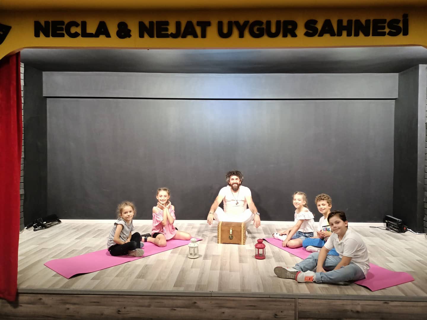 Eğitmen ve öğrencilerle sahne üstünde bir çalışma