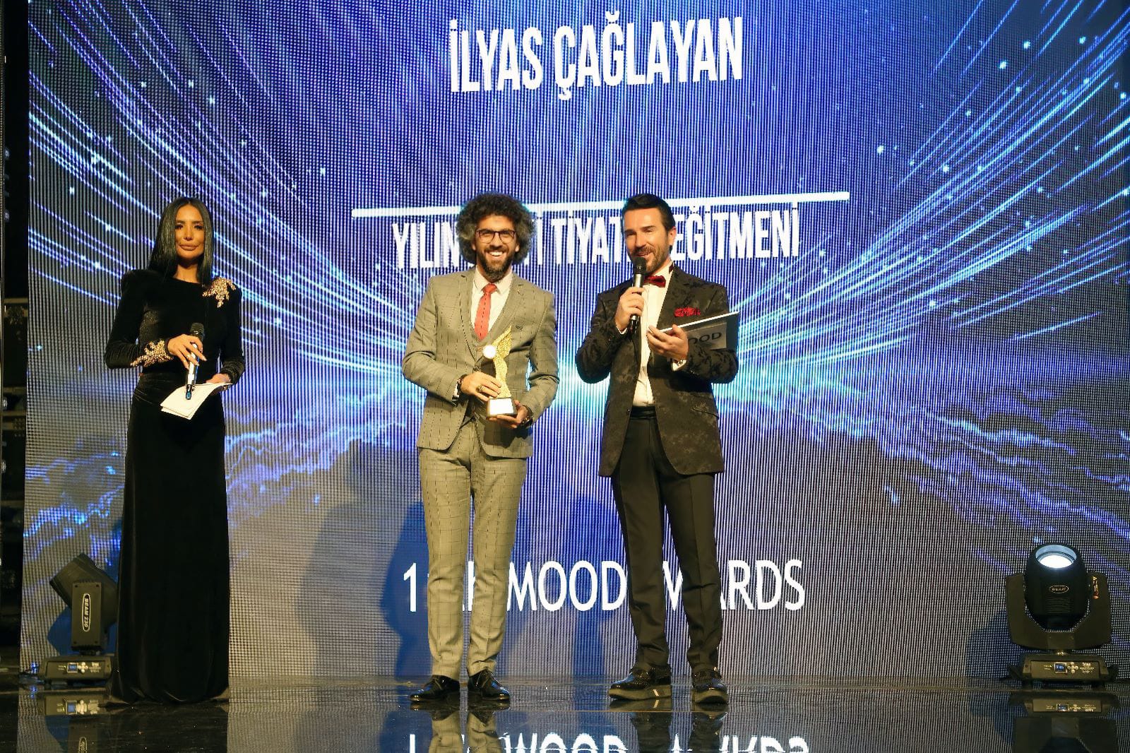 İlyas Çağlayan bir ödül töreni sahnesinde