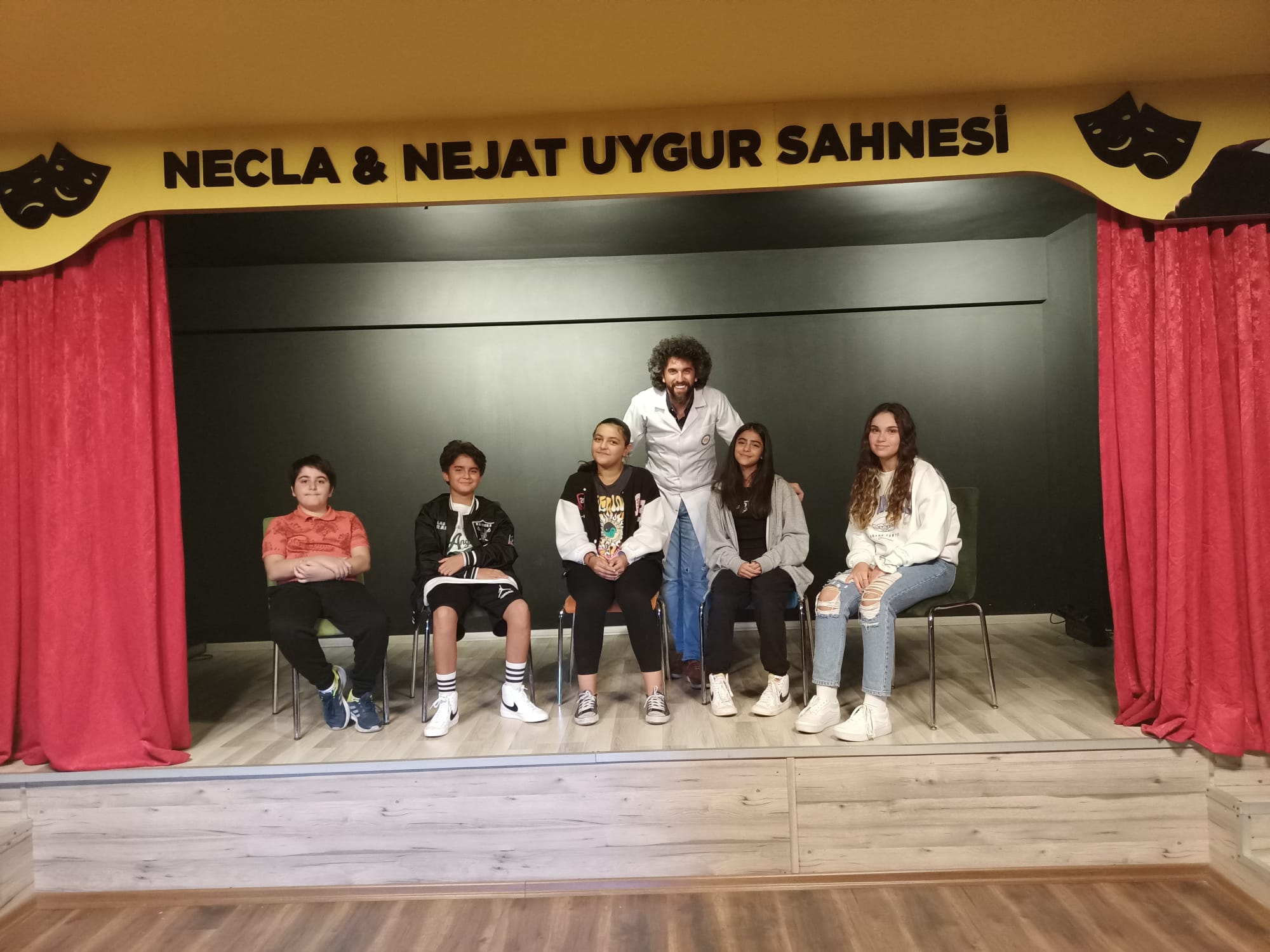 Şifa Niyetine sahnesinde atölye katılımcılarının yer aldığı bir kare