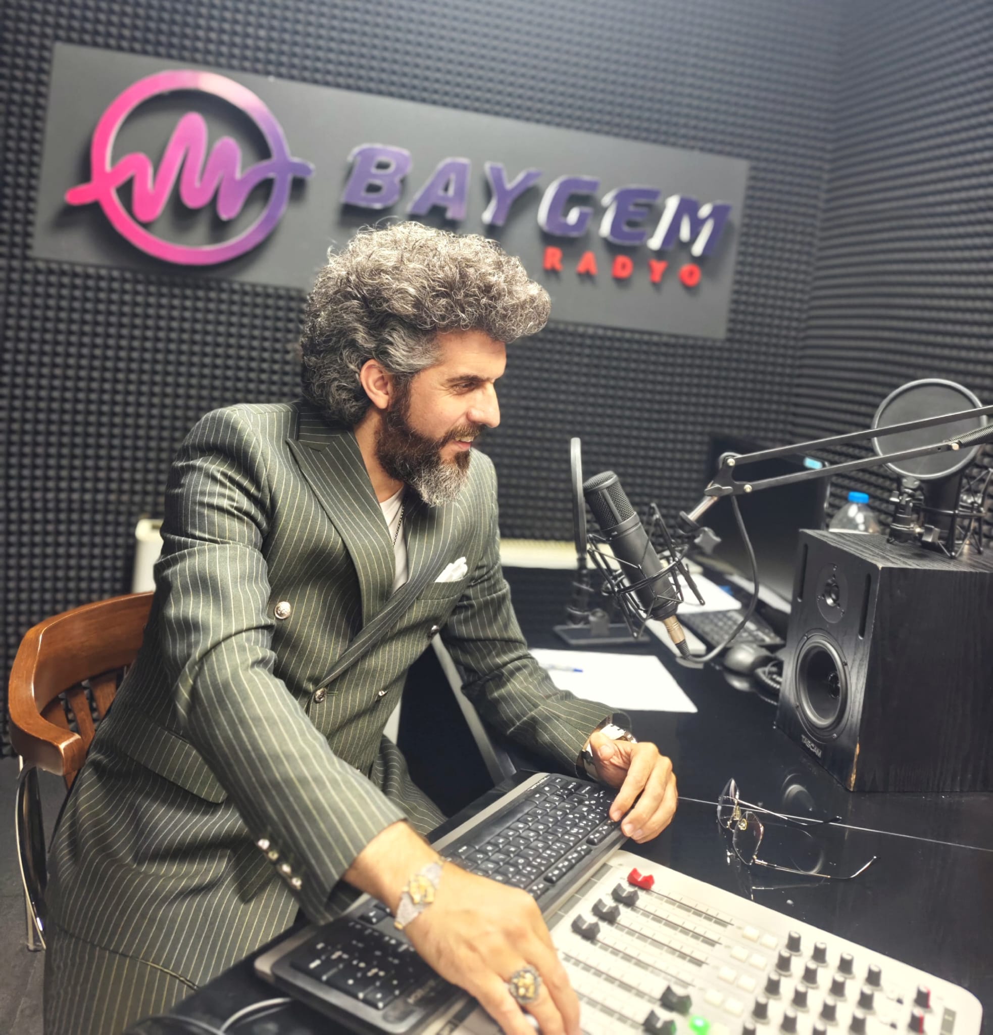 İlyas Çağlayan radyo stüdyosunda program hazırlarken