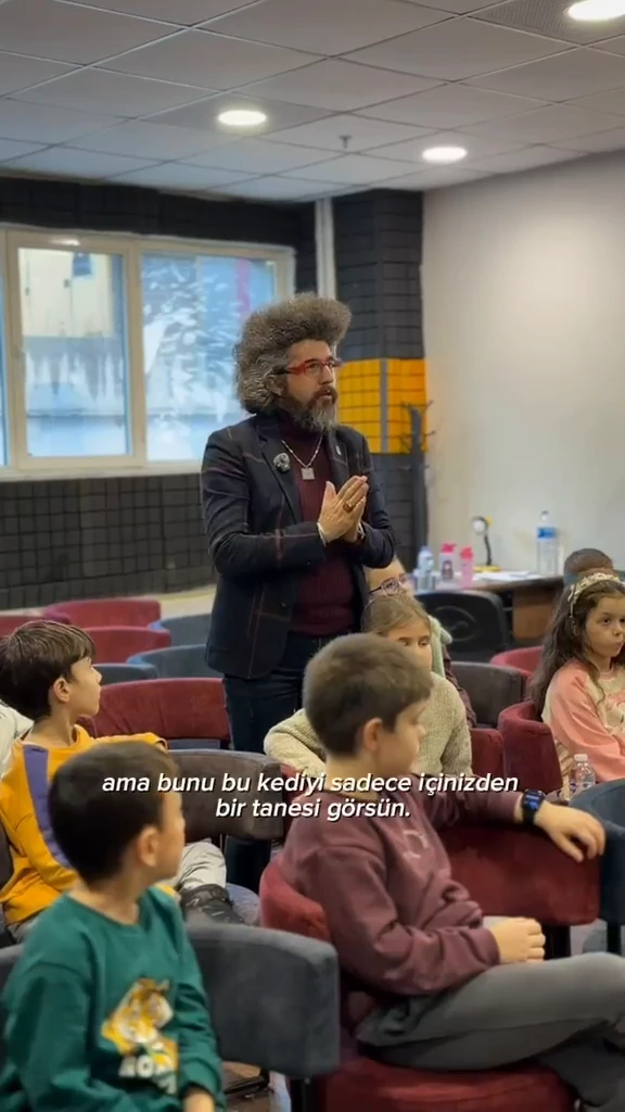 İlyas Çağlayan çocuklara bir hayali durum öneriyor; kayıt çocukların sahnedeki doğaçlamalarıyla devam ediyor